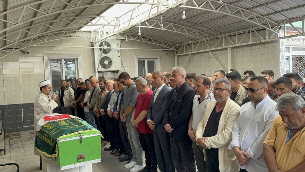 Okulda 'hızlı hamburger yeme' yarışması yapan öğrencilerinden biri yaşamını yitirdi! Ailesi sinir krizleri geçirdi 11